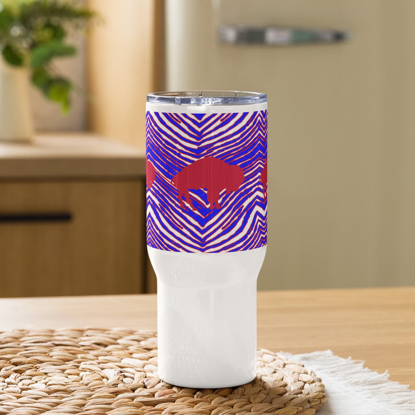 Travel mug with a handle