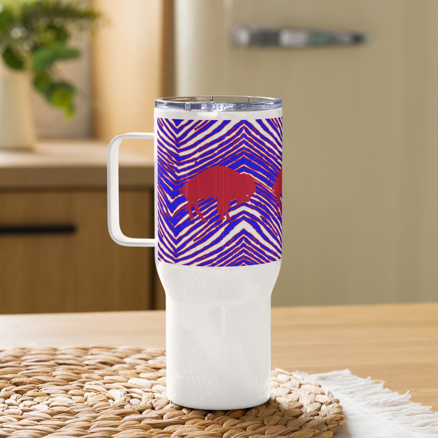 Travel mug with a handle